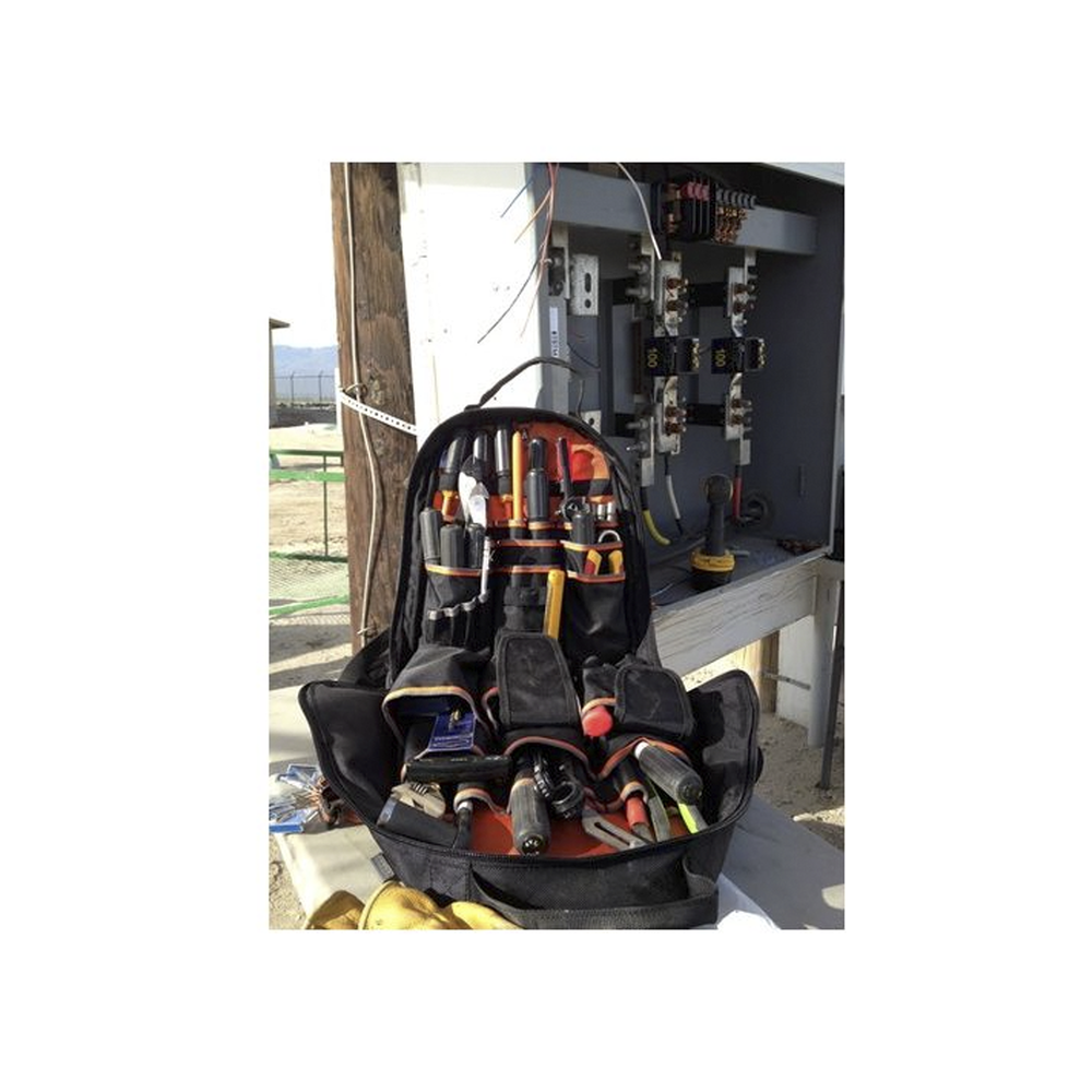 Mochila para herramientas Tradesman Pro™ de 36,8 cm en color negro con 39 bolsillos (No incluye herramientas). - Image 4