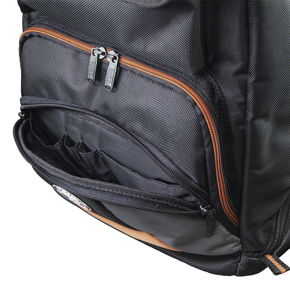 Mochila para Herramientas Tradesman Pro™ de 44.5 cm en Color Negro con 35 Bolsillos (No incluye herramientas). - Image 5