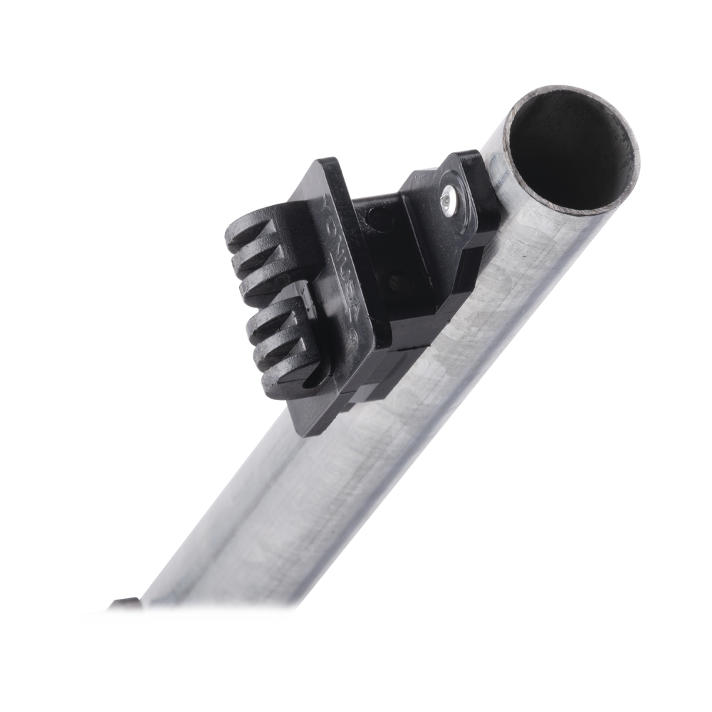 Poste de 1.2 m fabricado en tubo de acero galvanizado con 5 aisladores de paso - Image 4