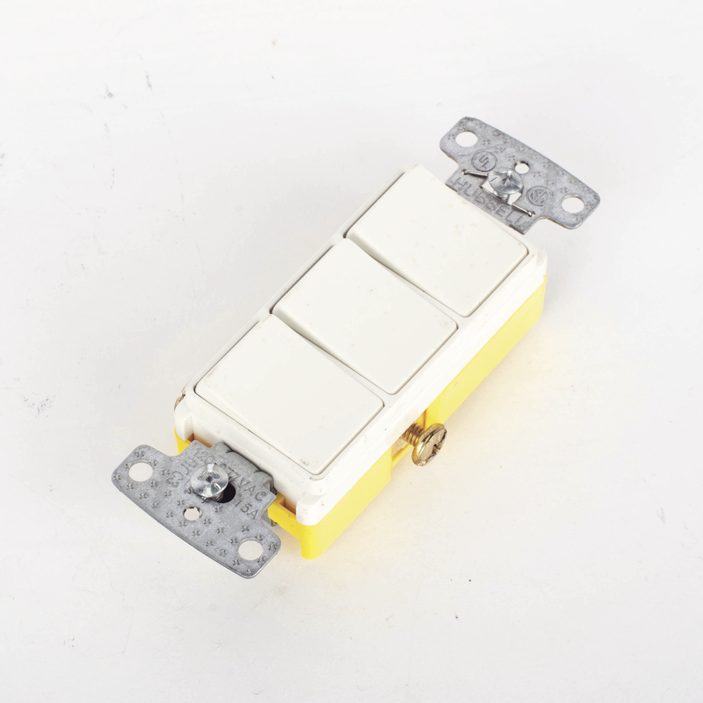Interruptor Residencial 15 A 120 V, con 3 Bases Unipolares, Cableado lateral, Color Blanco. - Image 5