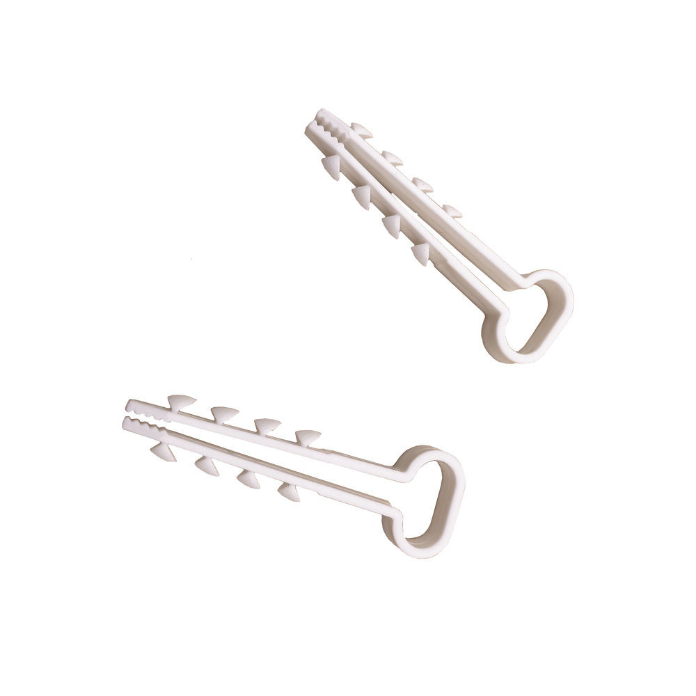 Bolsa con 100 clips sujetadores de plástico para cables de 6 a 12 mm. Ideales para instalaciones en pared, brindan sujeción firme y segura.