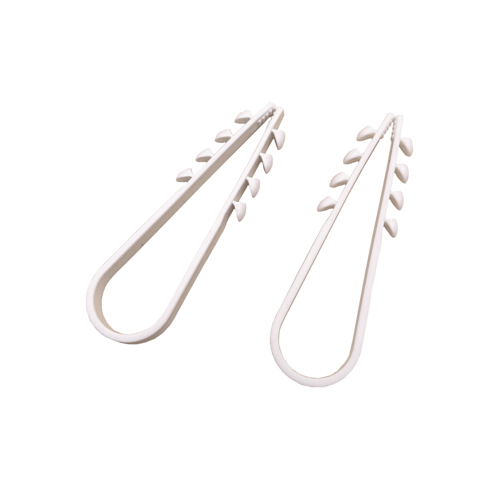 Bolsa con 100 clips sujetadores de plástico para cables de 11 a 19 mm. Ideales para instalaciones en pared, brindan sujeción firme y segura.