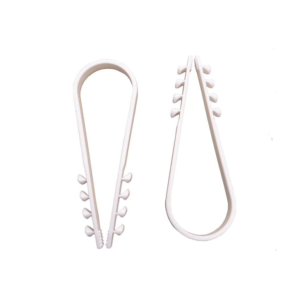 Bolsa con 100 clips sujetadores de plástico para cables de 19 a 25 mm. Ideales para instalaciones en pared, brindan sujeción firme y segura.