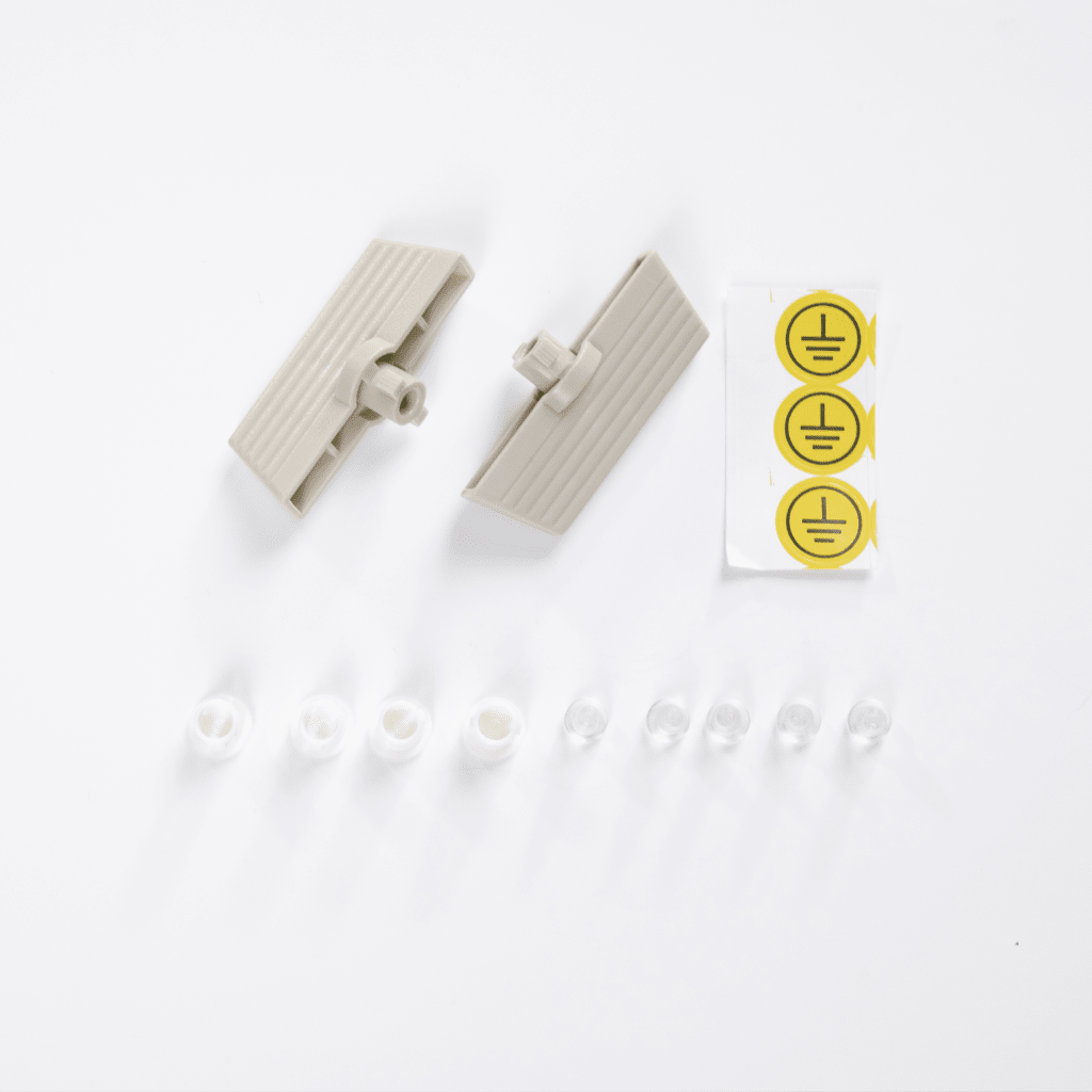 Kit Gabinete Ventilado de Acero, Montaje Rack 19" 11U, IP55 Uso en Exterior (593 x 609 x 399 mm) con Placa Trasera Interior Metálica y Compuerta Inferior Atornillable. Incluye Ventilador, Ventilas, filtros, Terminal de Tierra Física, Ch - Image 4