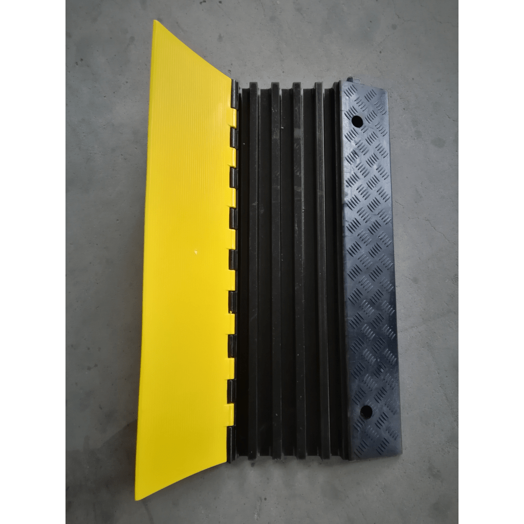 Protector de Cable de 5 Canales / Base de Goma y Tapa de Plástico / Capacidad 4.6 Toneladas / Canal 38x35MM / Longitud 90 cm / Amarillo y Negro - Image 2