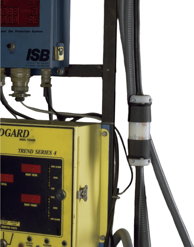 Conector Industrial con Bloqueo de Media Vuelta / 30 A 480 V CA Trifásico / 3 Polos 4 Hilos con Tierra / L16-30R / Terminales de Tornillo / Cuerpo de Nylon / Resistente a Impactos y Químicos - Image 3